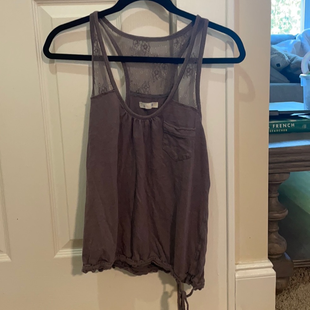 Tank top with upper pocket and lace pattern lilac